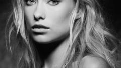 Woman models Olivia Wilde