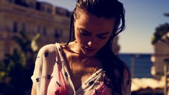 Woman models Sophie Vlaming