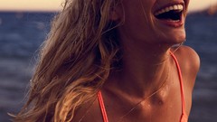 Woman models Sophie Vlaming