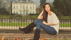 Woman models Tara Onaran