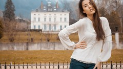 Woman models Tara Onaran