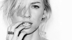 Woman Naomi Watts faces