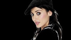 Woman Natalie Imbruglia faces Actress singers