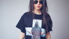 Woman natural sunglasses t-shirts brunettes