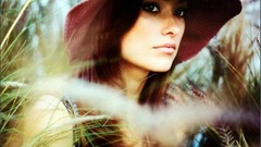 Woman pink Olivia Wilde