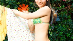 Woman play guitars makoto gi