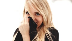 Woman rings blondes Taylor McCutchan