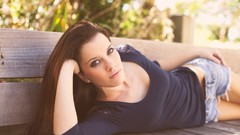 Woman Shorts brunettes