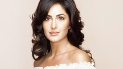 Woman smiley brunettes