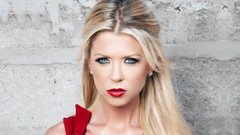 Woman Tara Reid