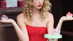 Woman taylor swift cupcakes
