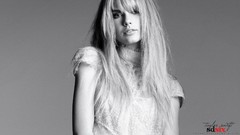 Woman taylor swift singers straight hair greyscale