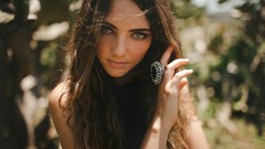 Woman vampire green eyes brunettes