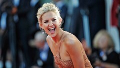 Woman venice red carpet kate hudson