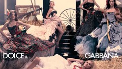 Woman wheels dress hay fashion models straws Dolce and Gabbana 