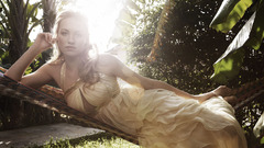 Yvonne strahovski yellow dress