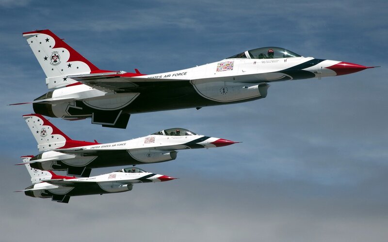 Thunderbirds F-16 flight formation