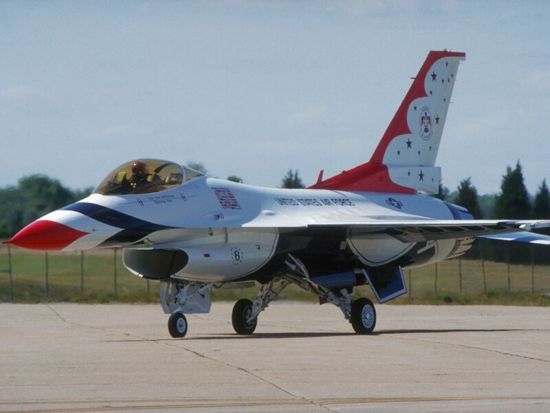 Thunderbirds F-16 on the tarmac