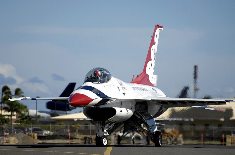 Thunderbirds F-16 on the tarmac