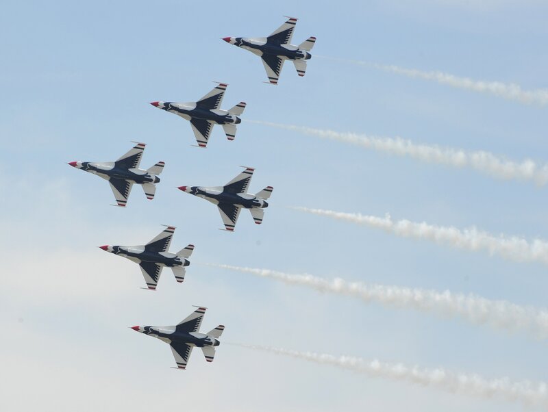 Thunderbirds fly in formation