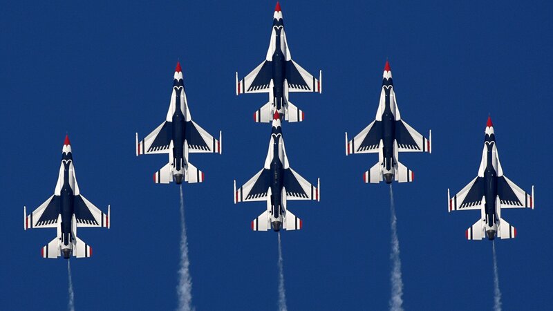 Thunderbirds fly in formation
