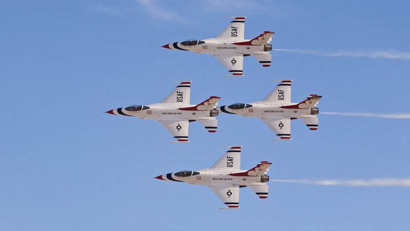 Thunderbirds fly in formation