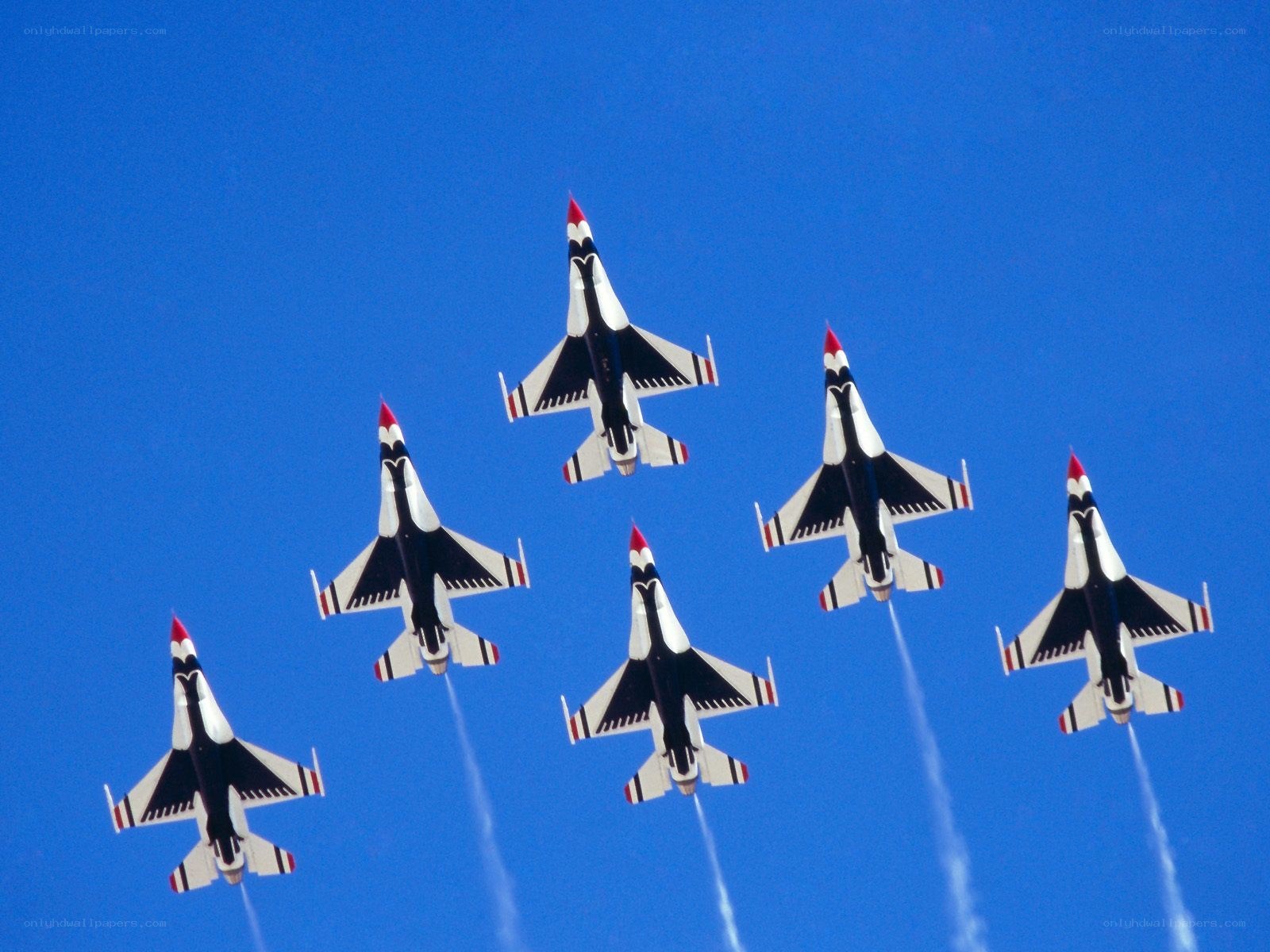 Thunderbirds fly in formation