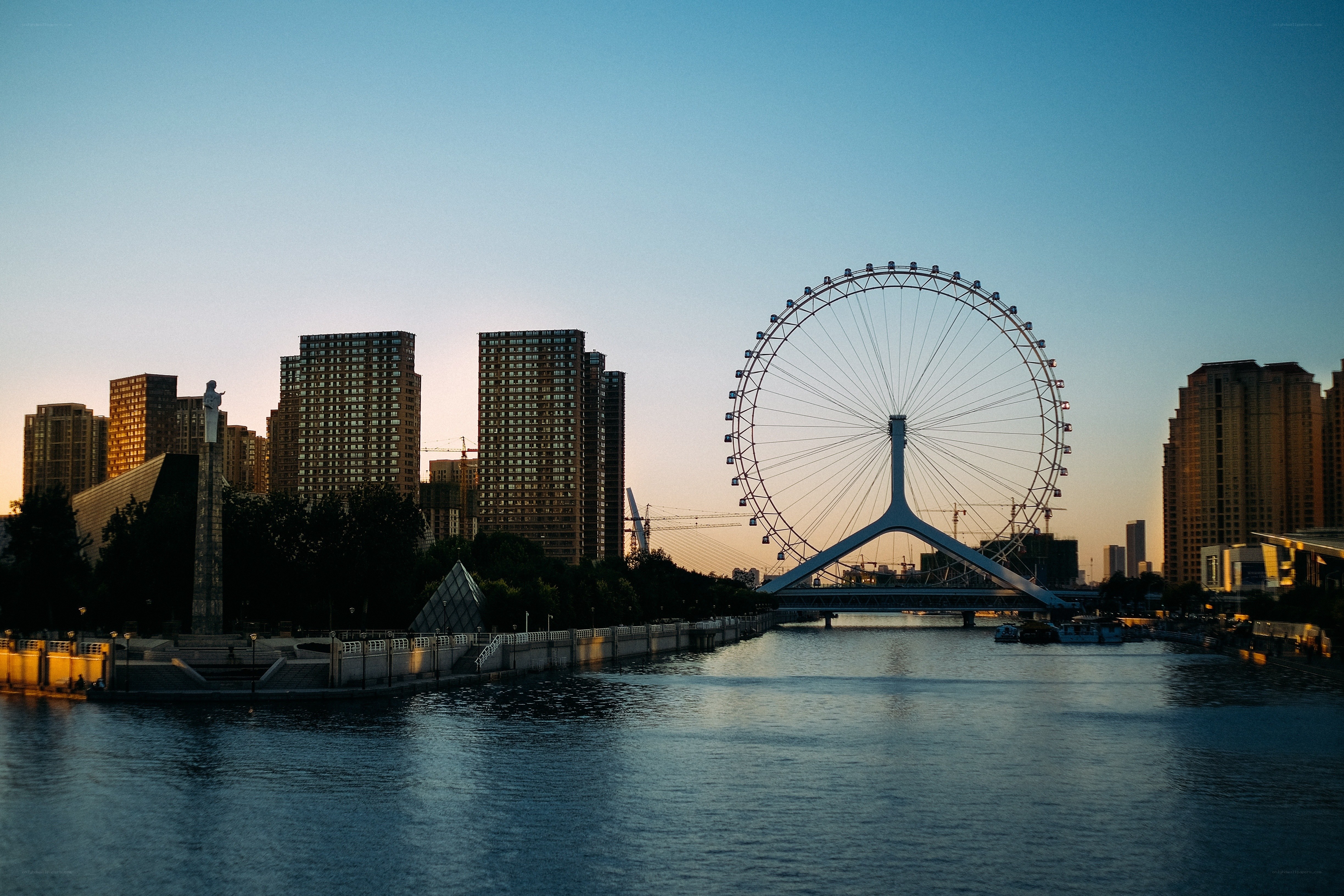Tianjin Eye at dusk