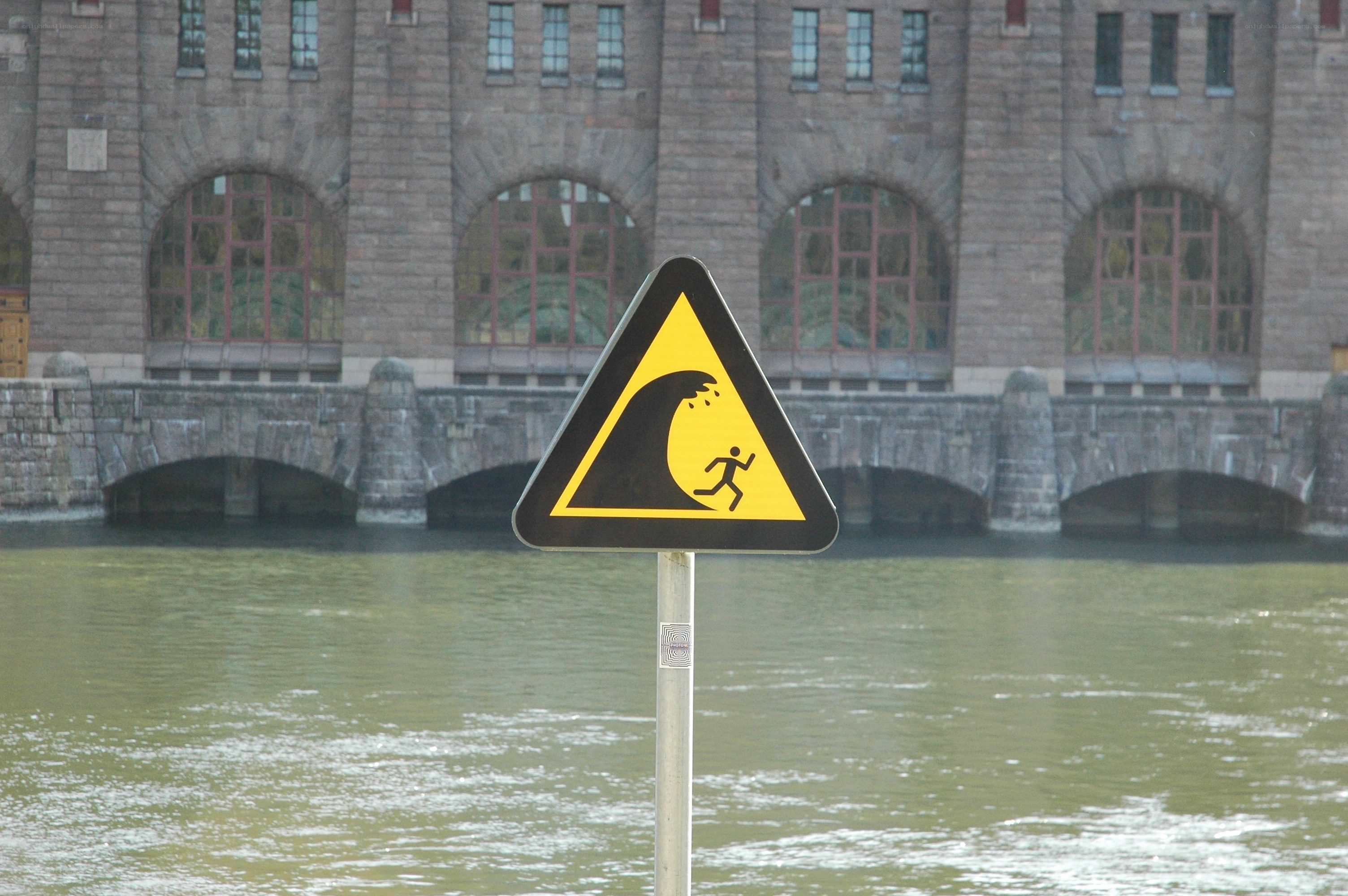 Tidal wave warning sign
