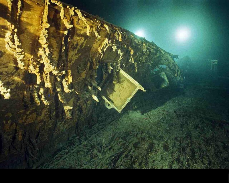 Titanic wreck on ocean floor