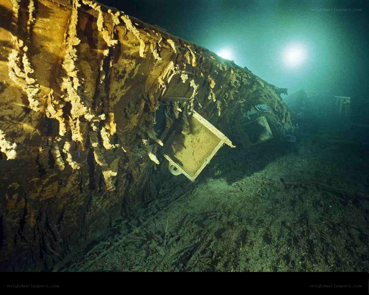 Titanic wreck on ocean floor