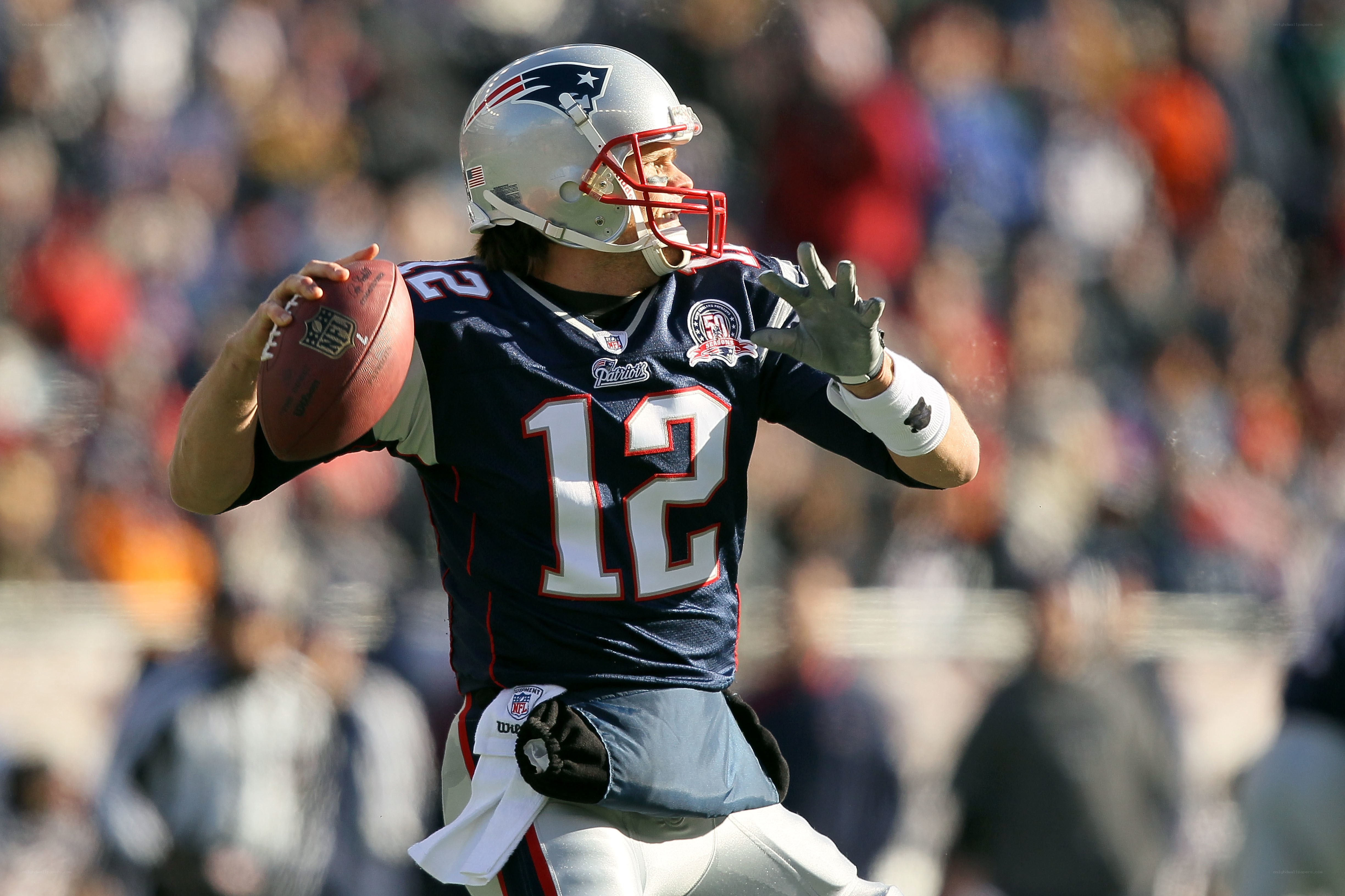 Tom Brady throwing football