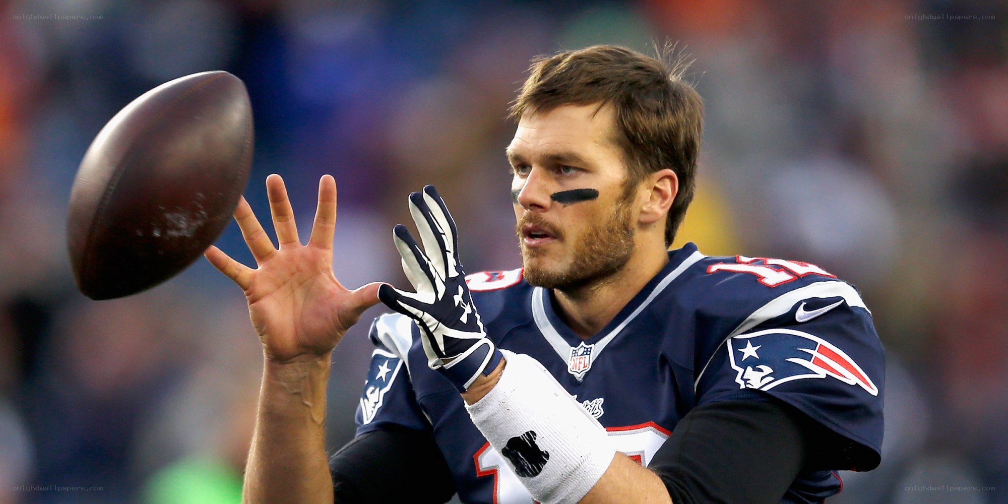 Tom Brady throwing football
