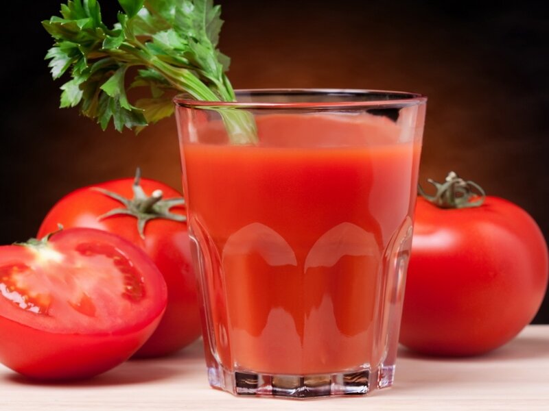Tomato juice with fresh tomatoes