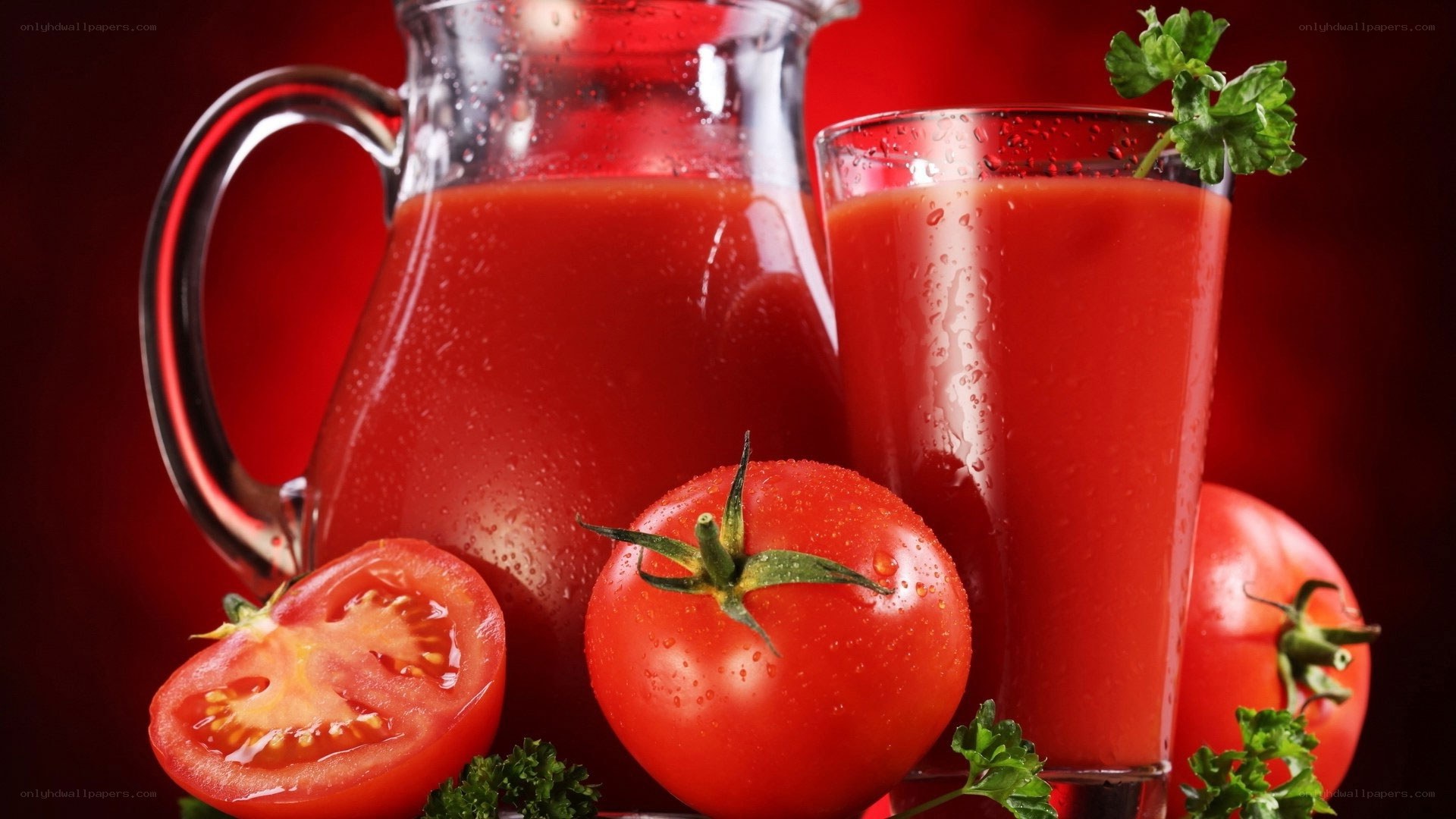 Tomato juice with fresh tomatoes