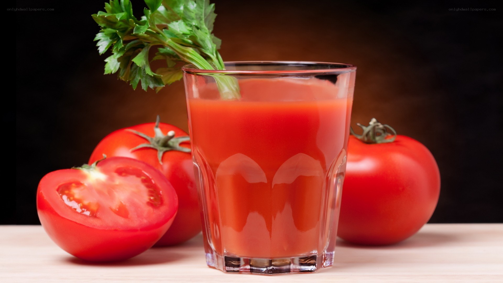 Tomato juice with fresh tomatoes