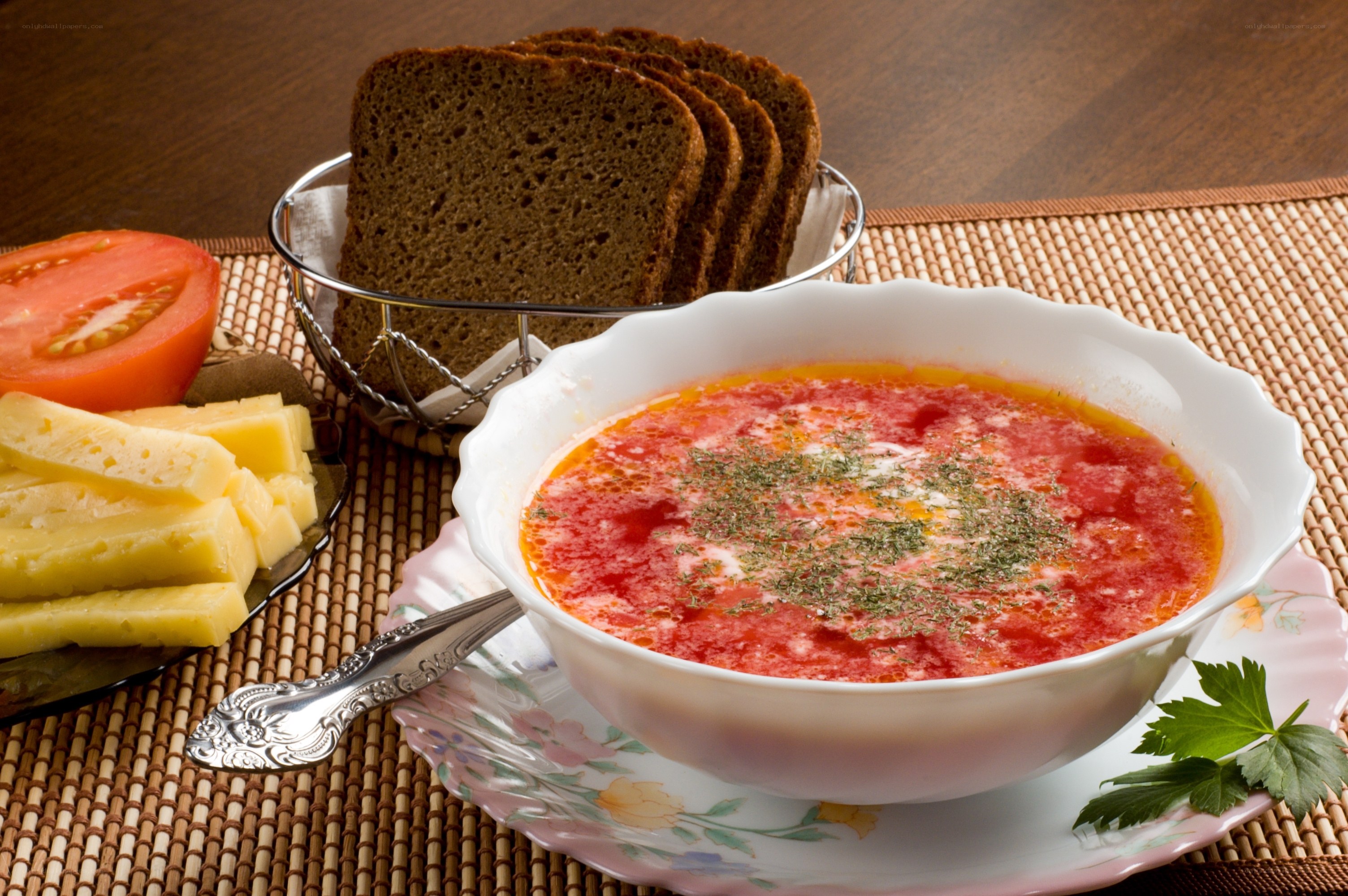 Tomato soup with bread and cheese