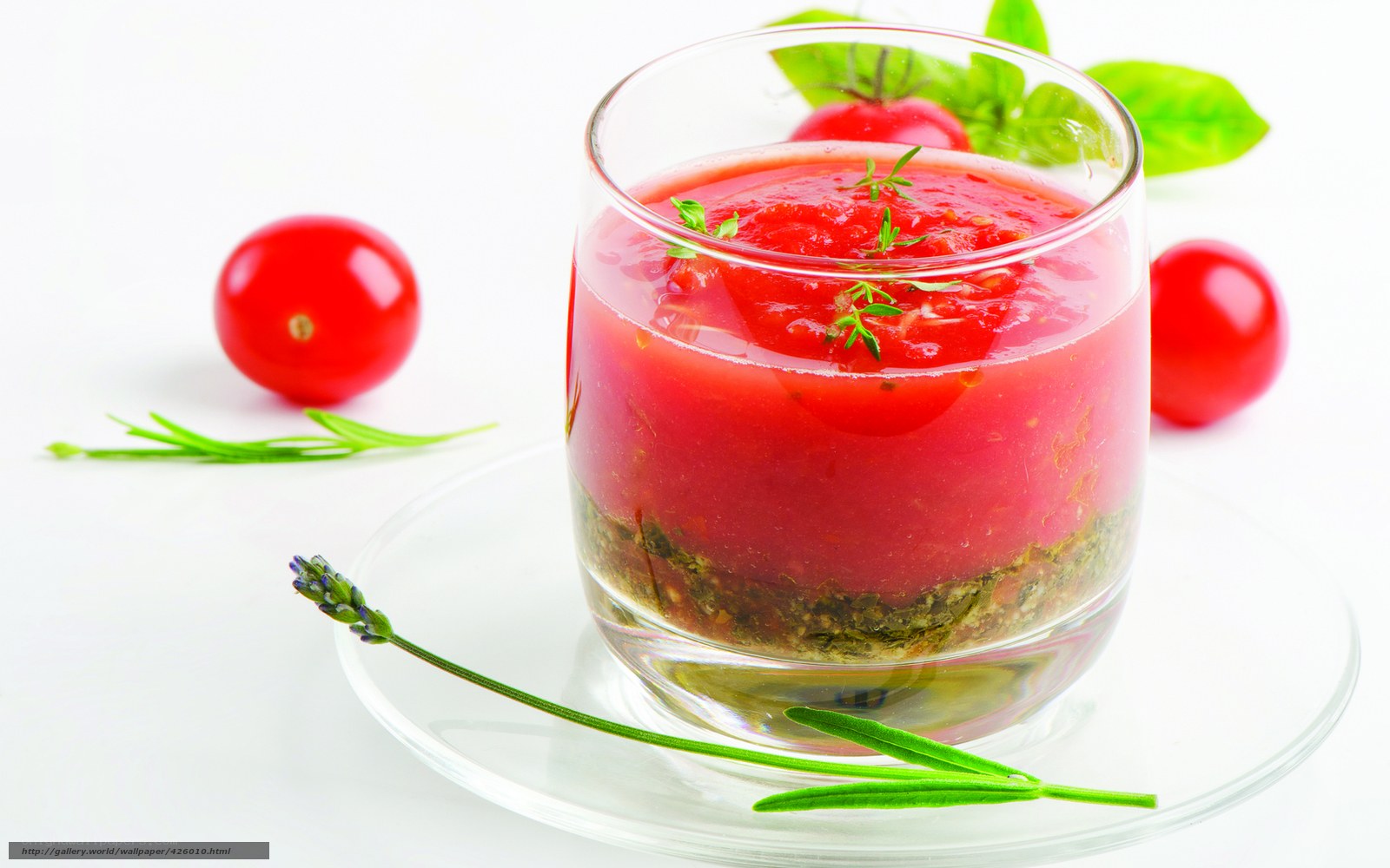 Tomato soup with herbs