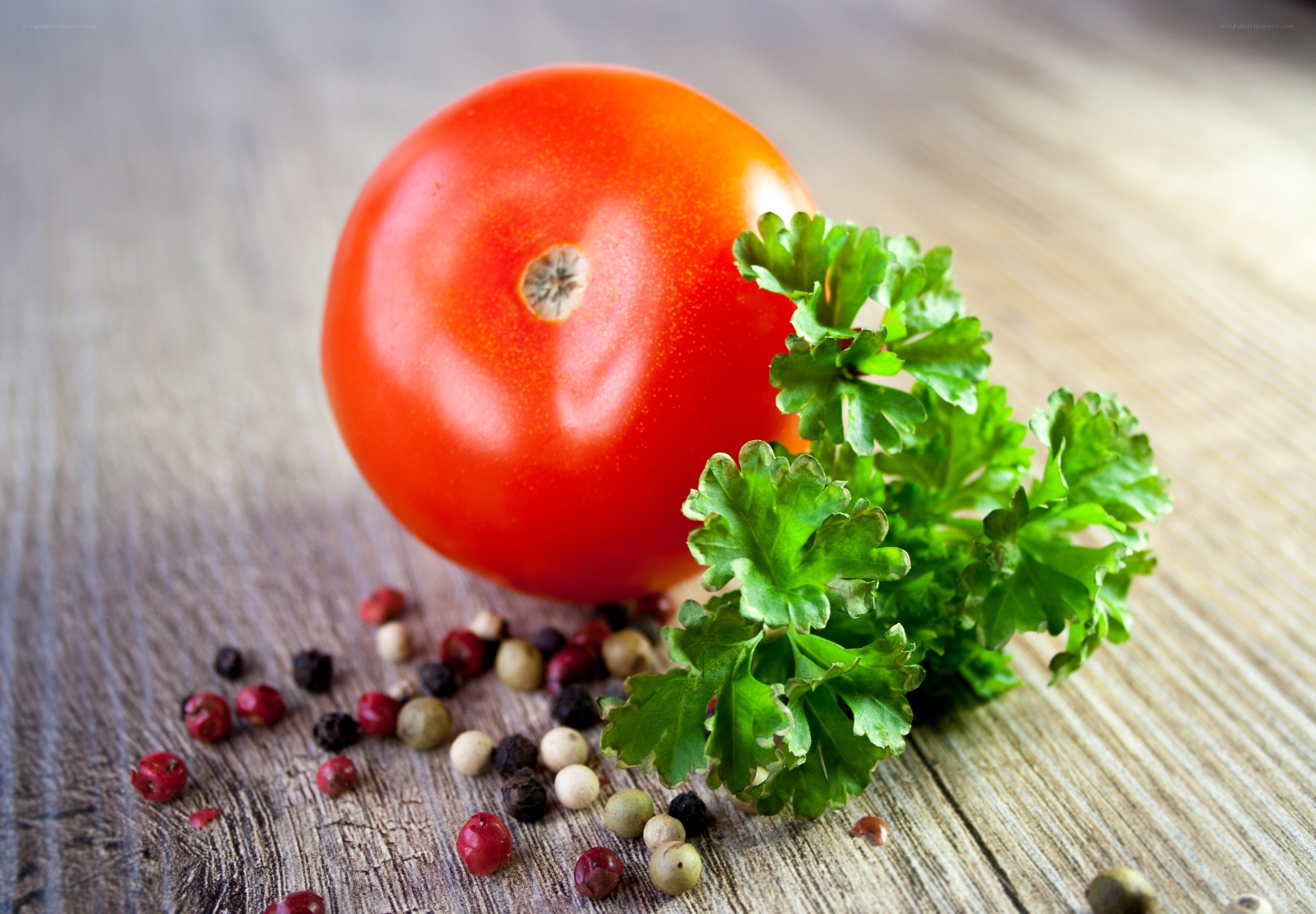 tomato with herbs and peppercorns