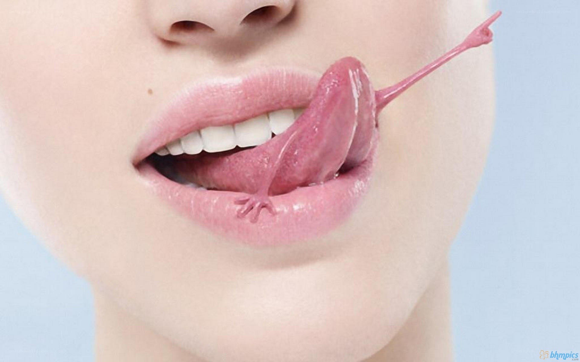 tongue with lizard design