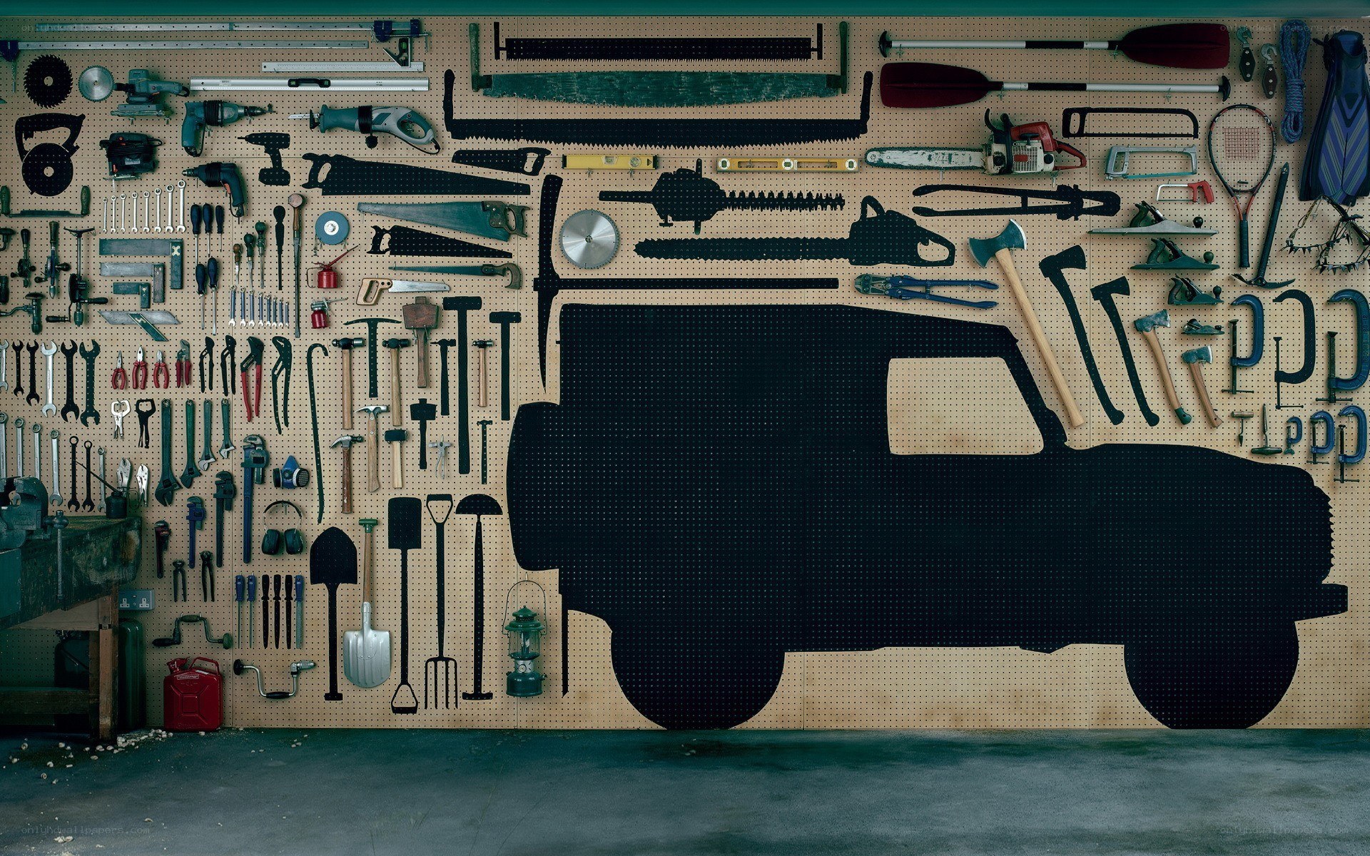 Tool wall with vehicle silhouette