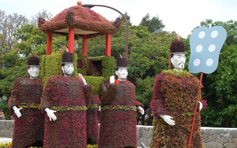 Topiary Figures in Garden — Green, Calm