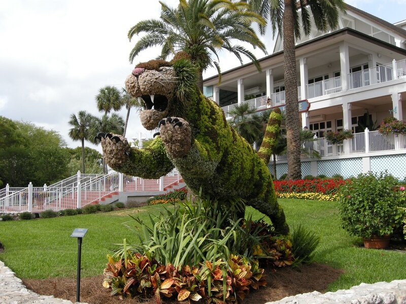 Topiary panther sculpture