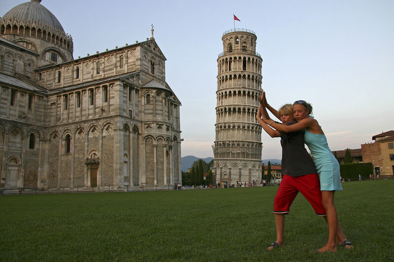 Tourists posing with Leaning Tower