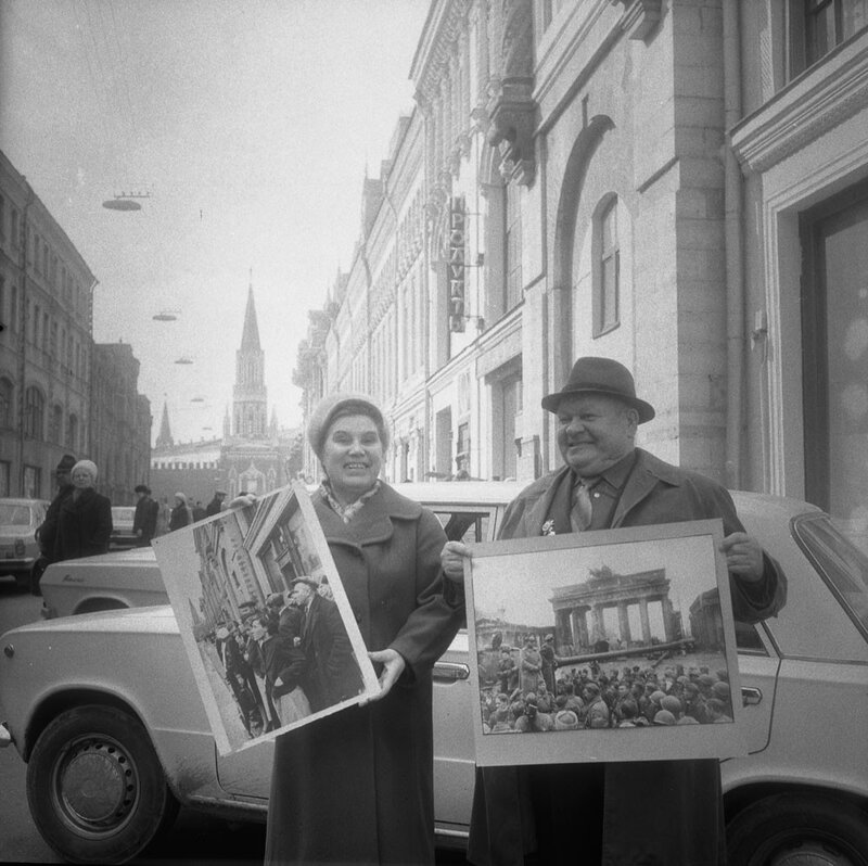 Tourists with photos in Moscow
