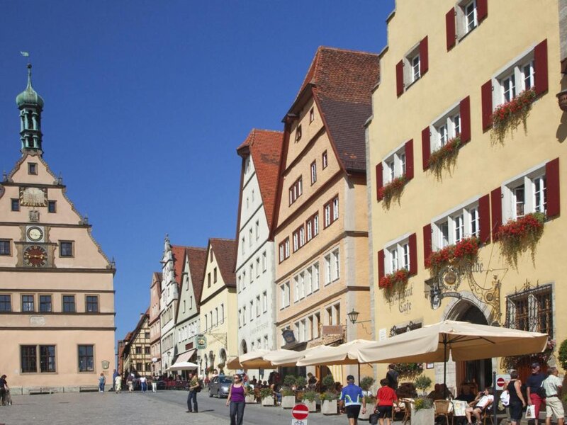 Town Square with Buildings — Yellow