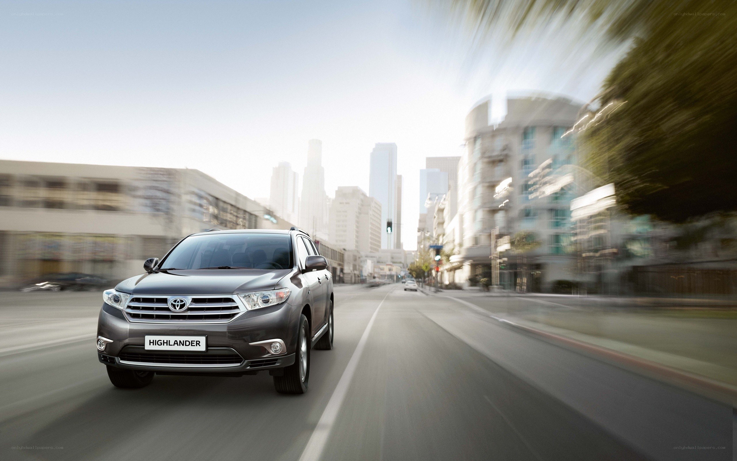 Toyota Highlander in city traffic