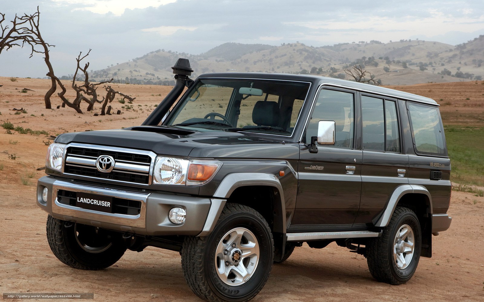 Toyota Land Cruiser in desert
