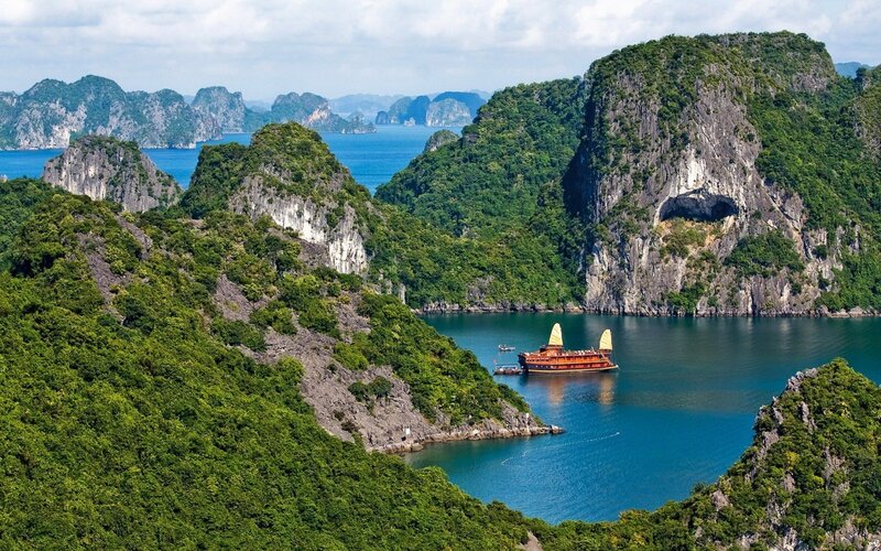 Traditional Boat in Bay — Green