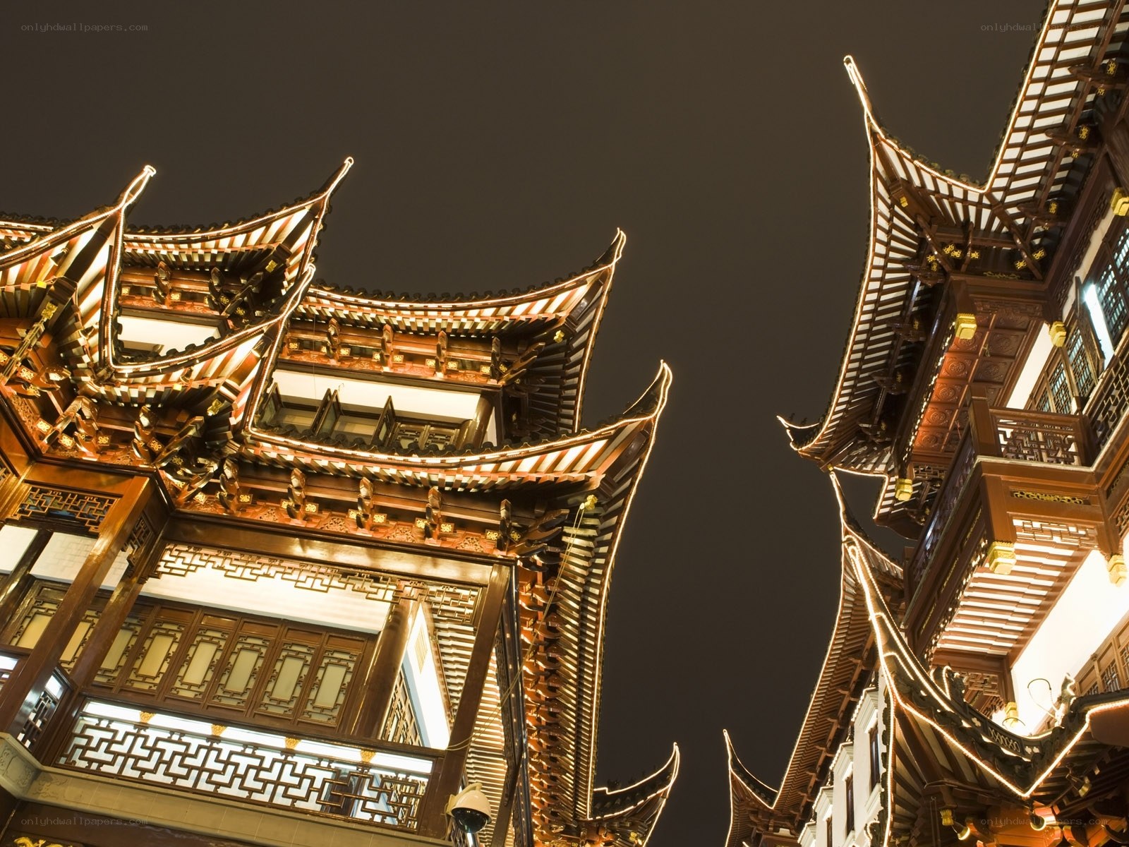 traditional chinese architecture at night
